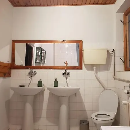 Cosy Mountain By The Pond *