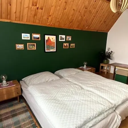 Cosy Mountain By The Pond