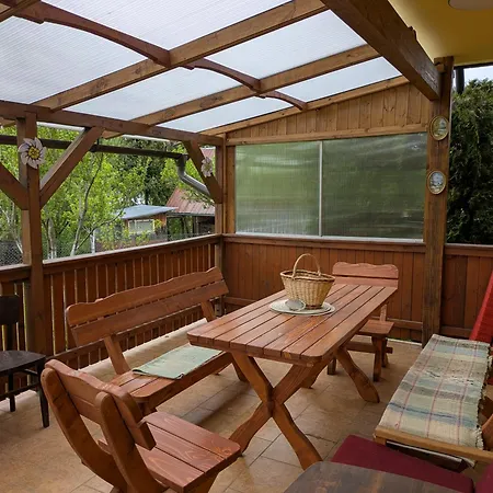 Cosy Mountain By The Pond *